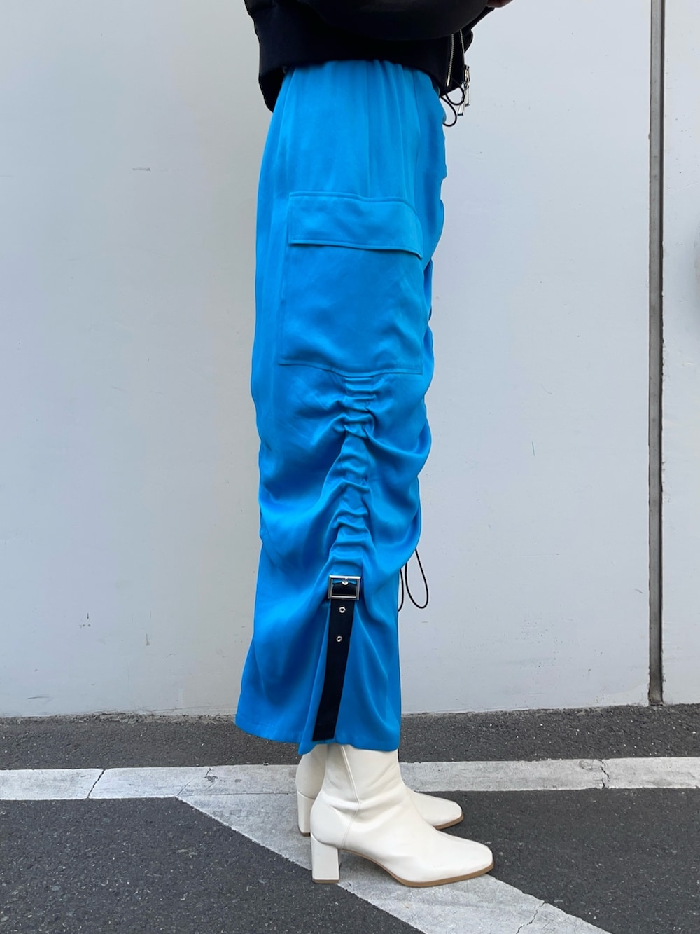 グレー系のTシャツ/カットソー、ブルー系のスカートを着用したレディースの春コーディネートの9枚目の写真