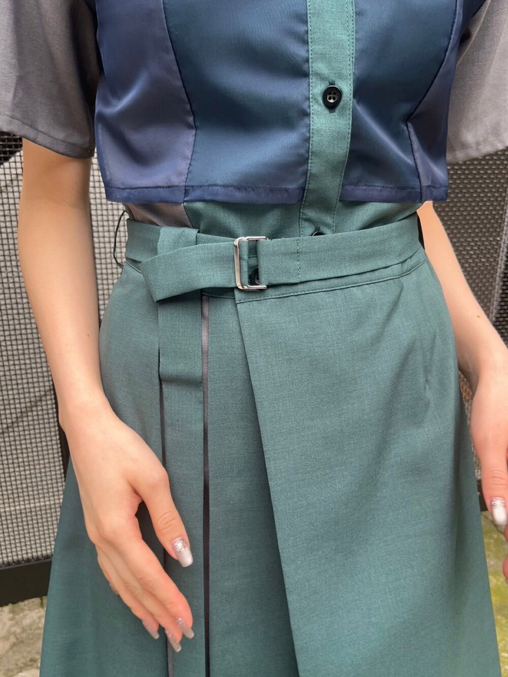 ブルー系のシャツワンピースを着用したレディースの春コーディネートの6枚目の写真