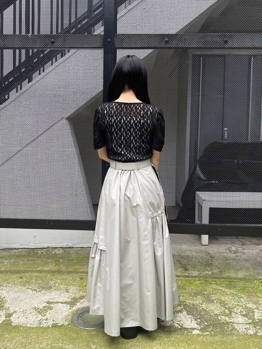 ブラック系のTシャツ/カットソー、ベージュ系のスカートを着用したレディースの春コーディネートの4枚目の写真