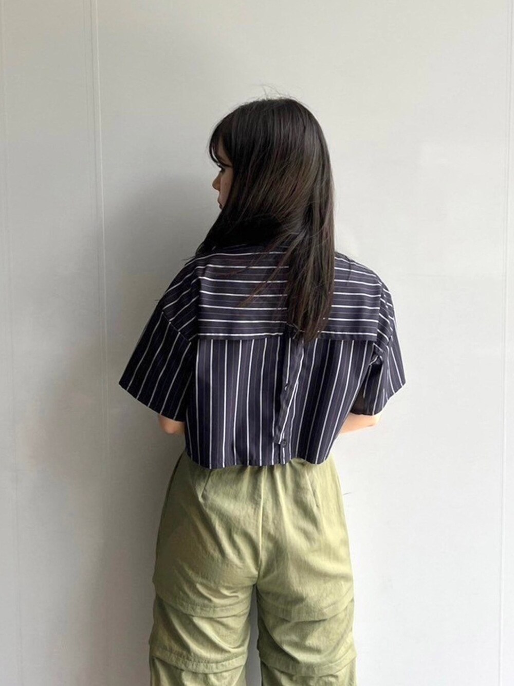 ブルー系のシャツ/ブラウス、グリーン系のカーゴパンツを着用したレディースの春コーディネートの6枚目の写真