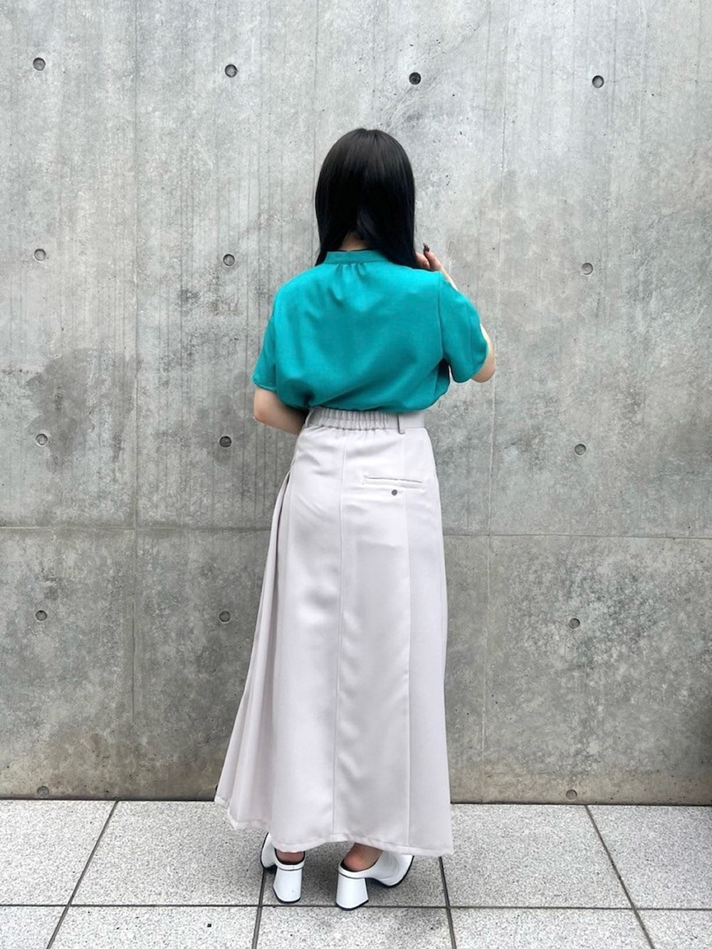 グリーン系のシャツ/ブラウス、ベージュ系のスカートを着用したレディースの春コーディネートの3枚目の写真