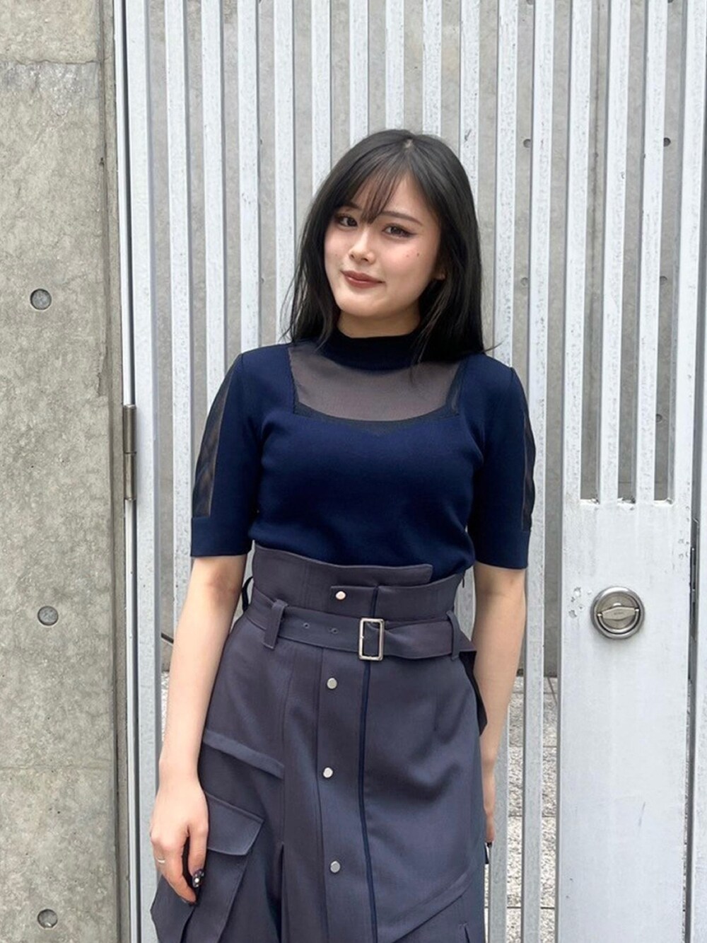 ブルー系のニット/セーターを着用したレディースの春コーディネートの5枚目の写真