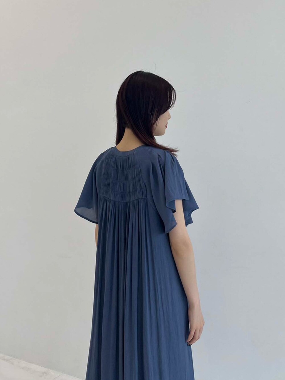 ブルー系のワンピースを着用したレディースの夏コーディネートの4枚目の写真