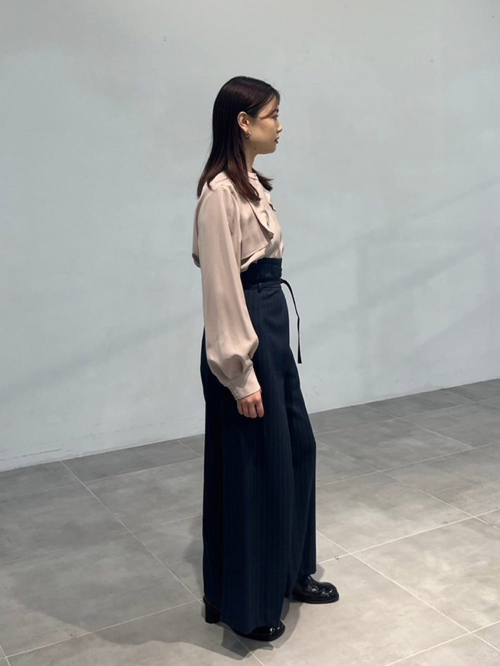 ピンク系のシャツ/ブラウス、その他のスラックスを着用したレディースの秋コーディネートの2枚目の写真