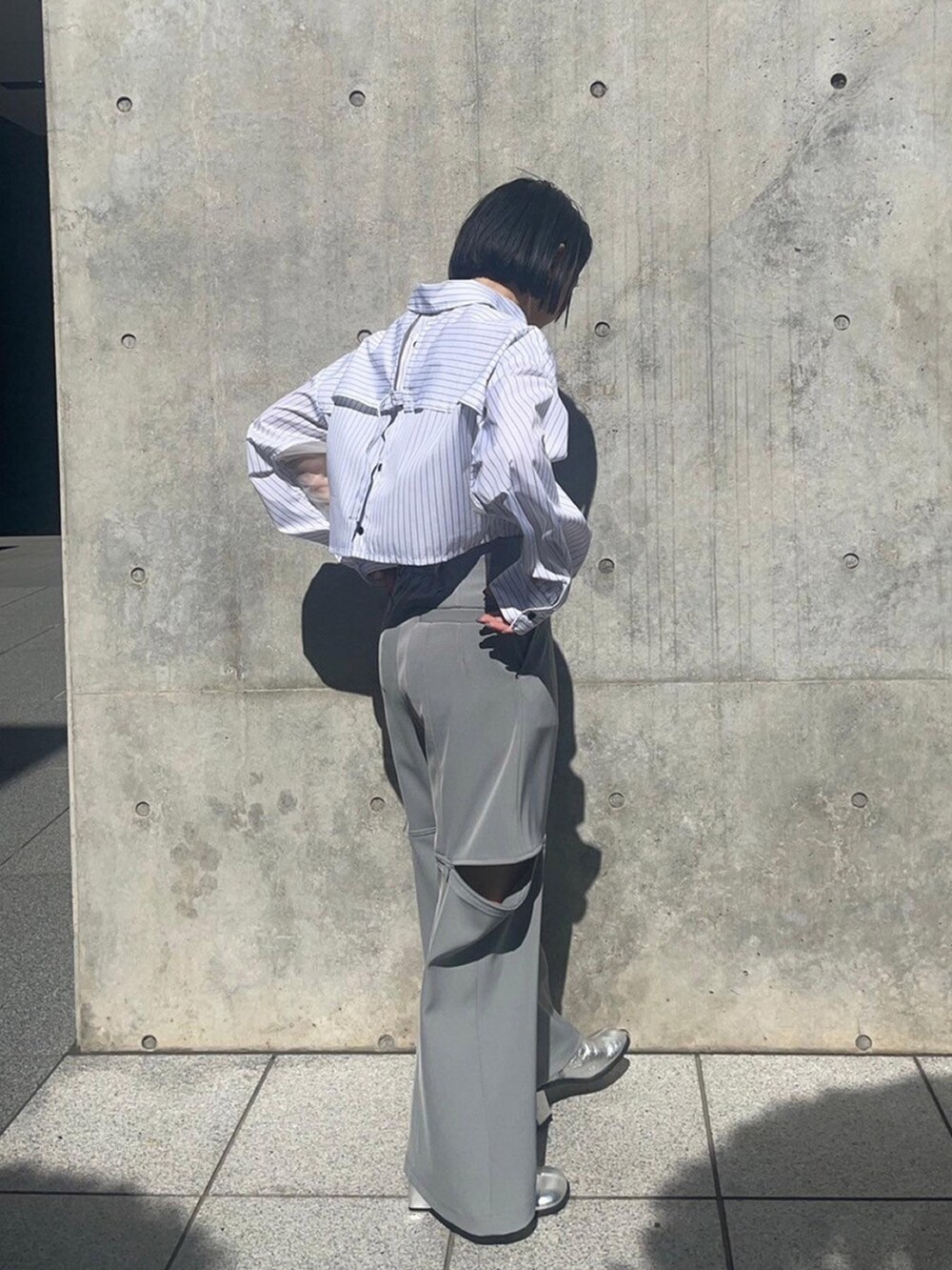 その他のシャツ/ブラウス、グレー系のその他パンツを着用したレディースの春コーディネートの3枚目の写真