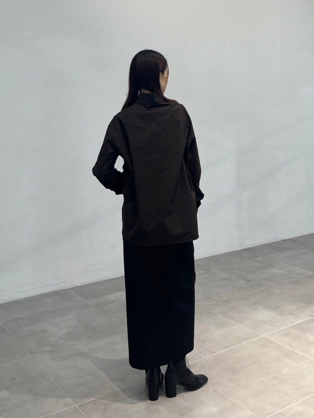 ブラウン系のシャツ/ブラウス、ブラック系のスカートを着用したレディースの秋コーディネートの3枚目の写真