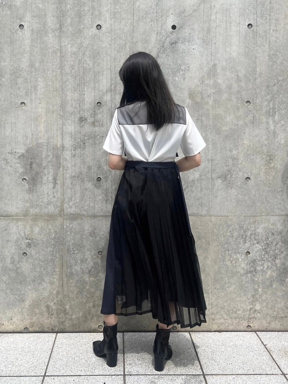「UNITED TOKYOのシアードリームブロッキングワンピース（シャツワンピース、ブラック系）」を使った、UNITED TOKYO STAFFさん（レディース・157cm）の春コーディネートの3枚目の写真