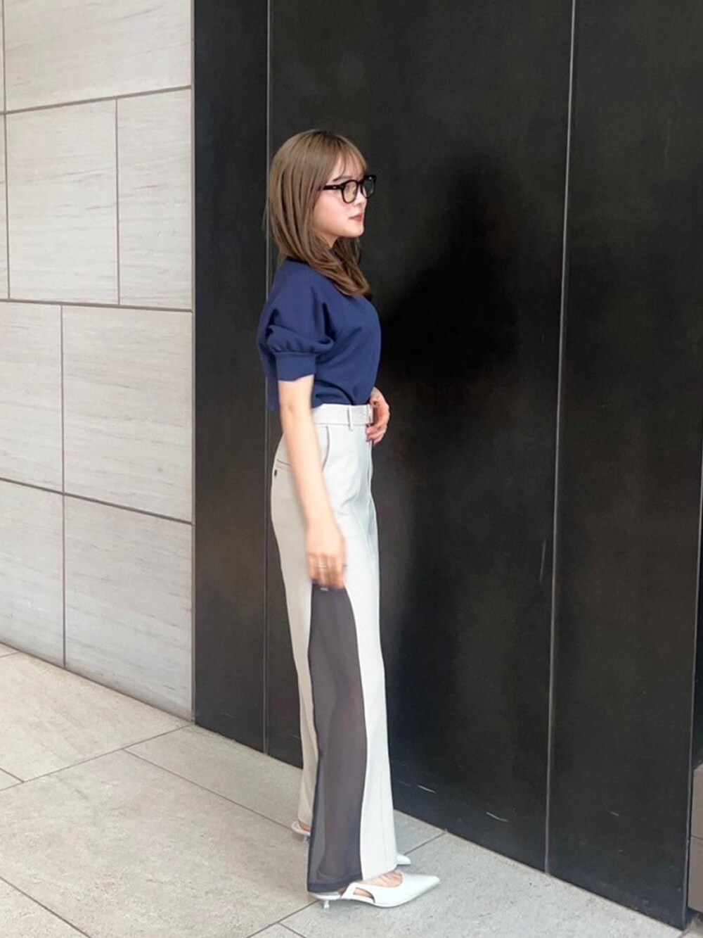 ブルー系のニット/セーターを着用したレディースの春コーディネートの3枚目の写真