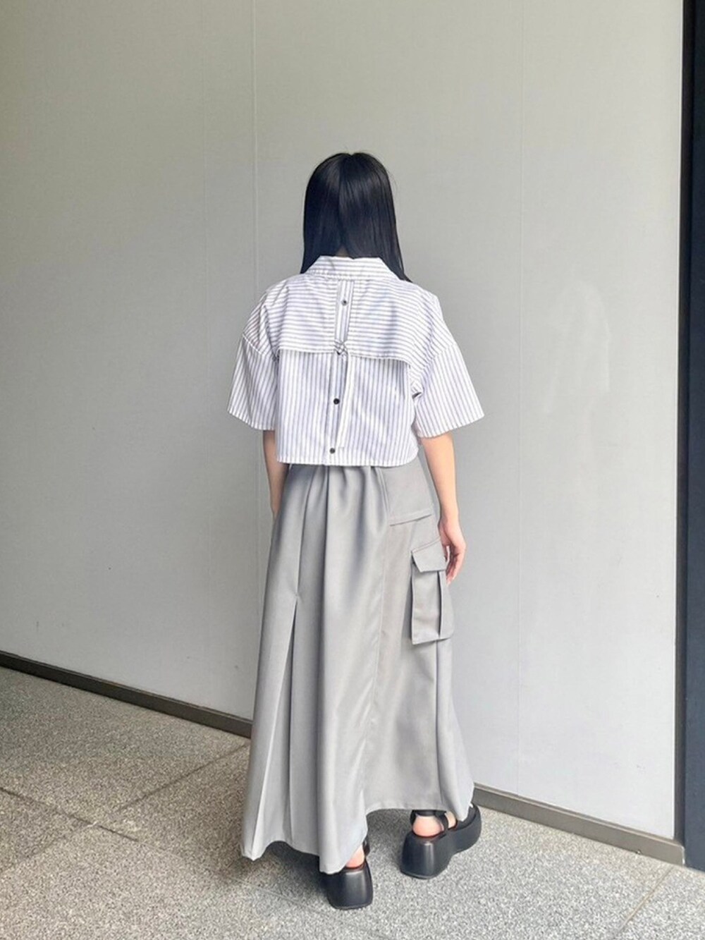 ブラック系のタンクトップ、その他のシャツ/ブラウスを着用したレディースの春コーディネートの3枚目の写真