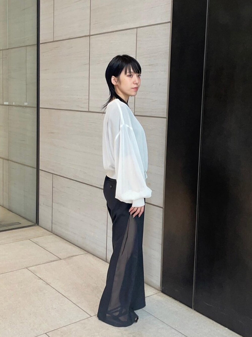 ホワイト系のカーディガン/ボレロを着用したレディースの春コーディネートの4枚目の写真