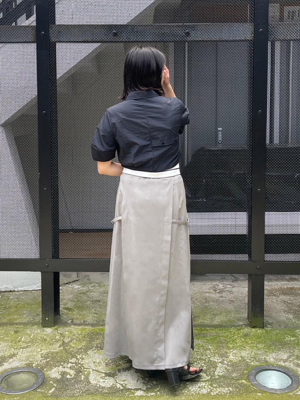 ブラック系のシャツ/ブラウスを着用したレディースの春コーディネートの3枚目の写真