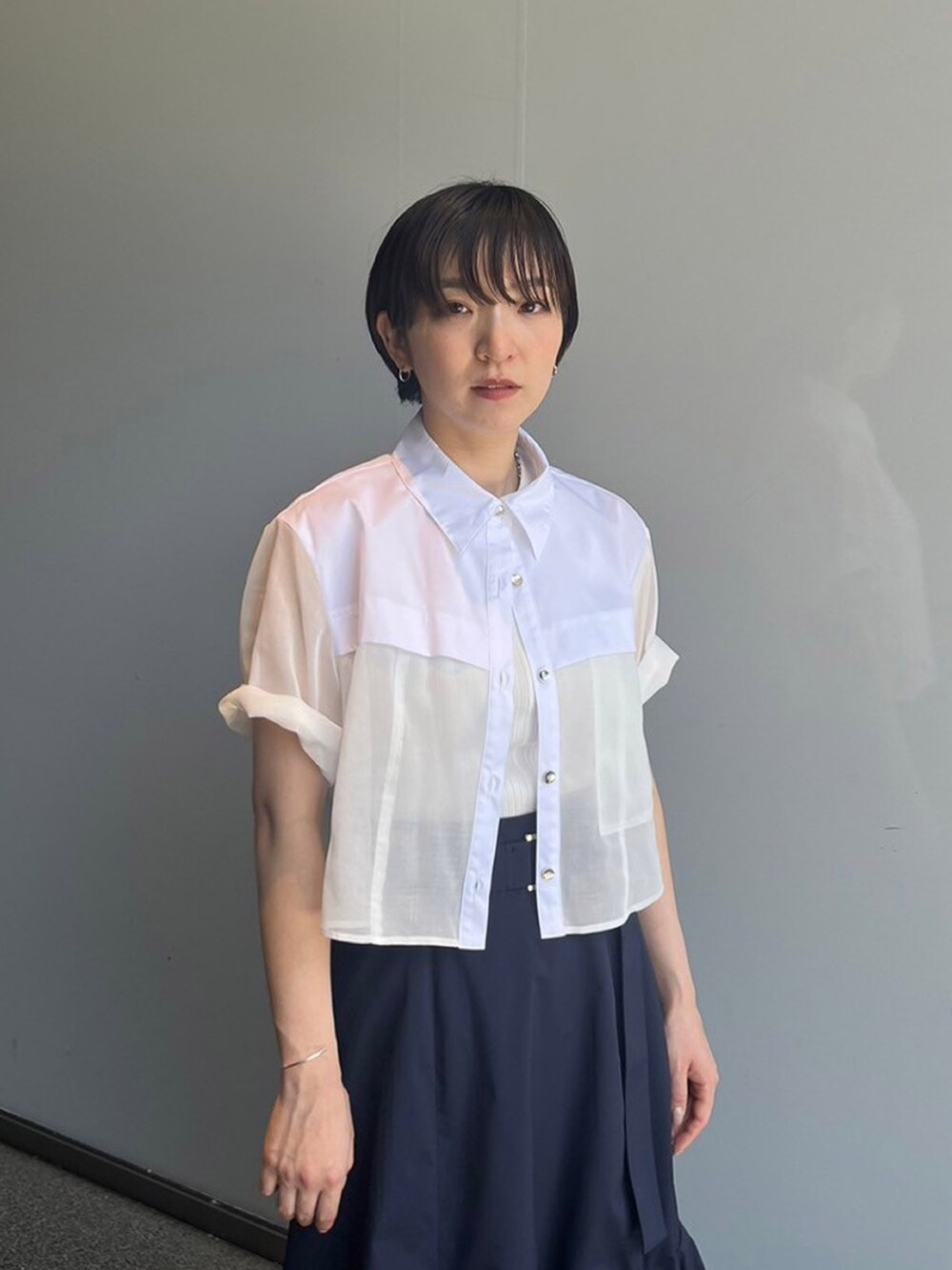 ホワイト系のシャツ/ブラウス、ブルー系のスカートを着用したレディースの夏コーディネートの3枚目の写真