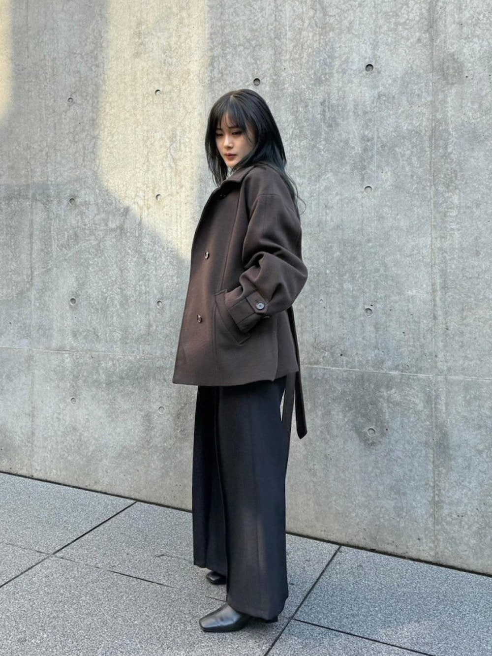 ブラウン系のその他アウターを着用したレディースの秋コーディネートの2枚目の写真