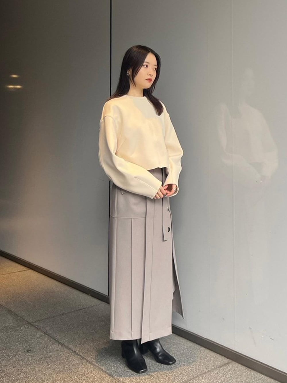 「UNITED TOKYOのボンディングカットプルオーバー（スウェット、ベージュ系）」を使った、UNITED TOKYO STAFFさん（レディース・163cm）の秋コーディネートの2枚目の写真