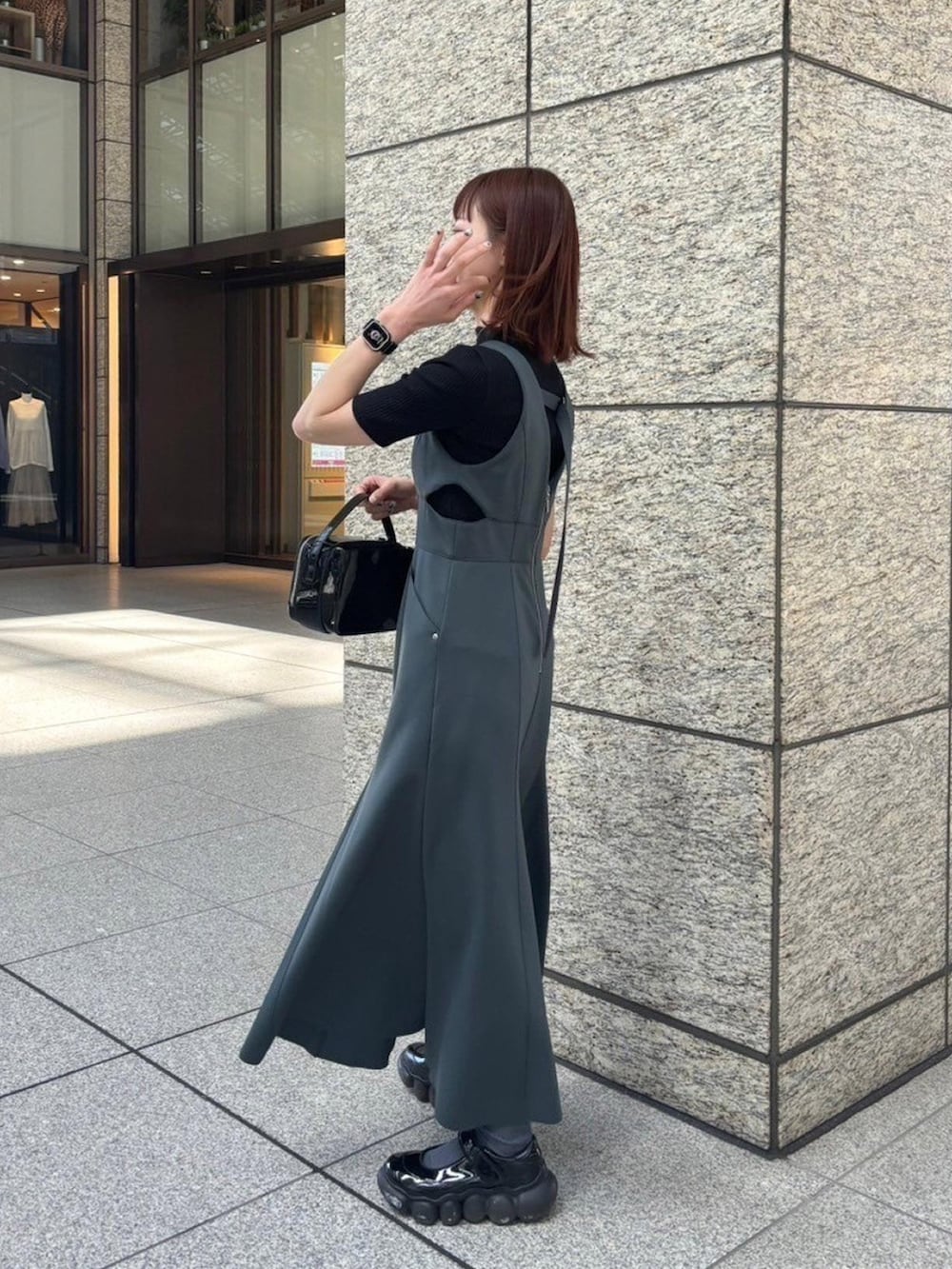 「UNITED TOKYOのカッティングストレッチジャンスカ（ジャンパースカート、グレー系）」を使った、UNITED TOKYO STAFFさん（レディース・159cm）の春コーディネートの3枚目の写真