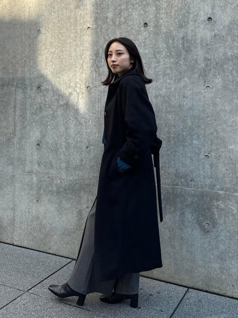 「UNITED TOKYOの【WEB限定】2wayステンコート（ステンカラーコート、ブラック系）」を使った、UNITED TOKYO STAFFさん（レディース・161cm）の秋コーディネートの2枚目の写真