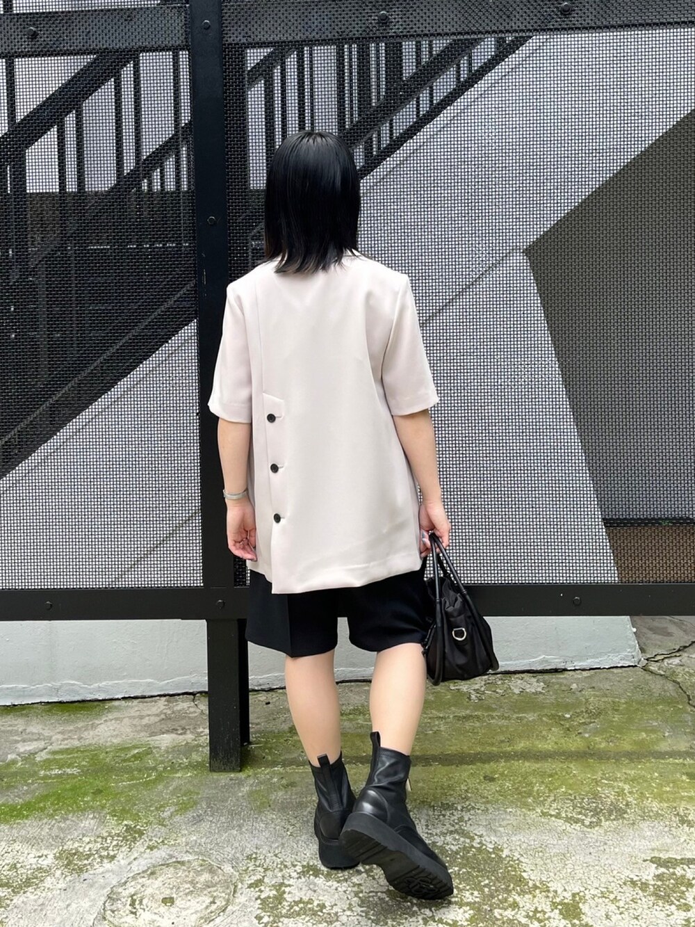 ブラック系のその他パンツ、ブラック系のタンクトップ、ベージュ系のテーラードジャケットを着用したレディースの春コーディネートの3枚目の写真