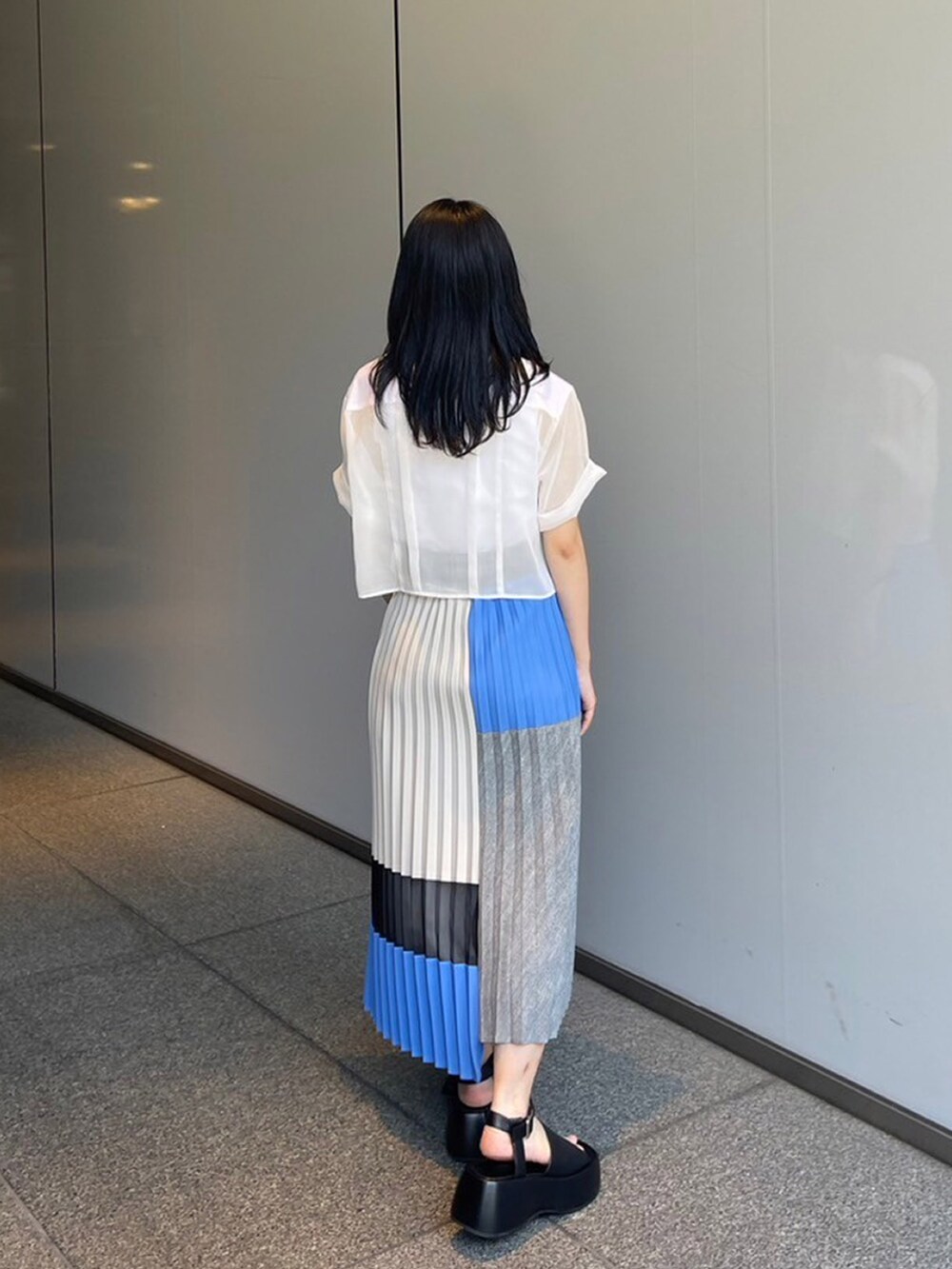 ホワイト系のシャツ/ブラウス、ブルー系のスカートを着用したレディースの夏コーディネートの3枚目の写真