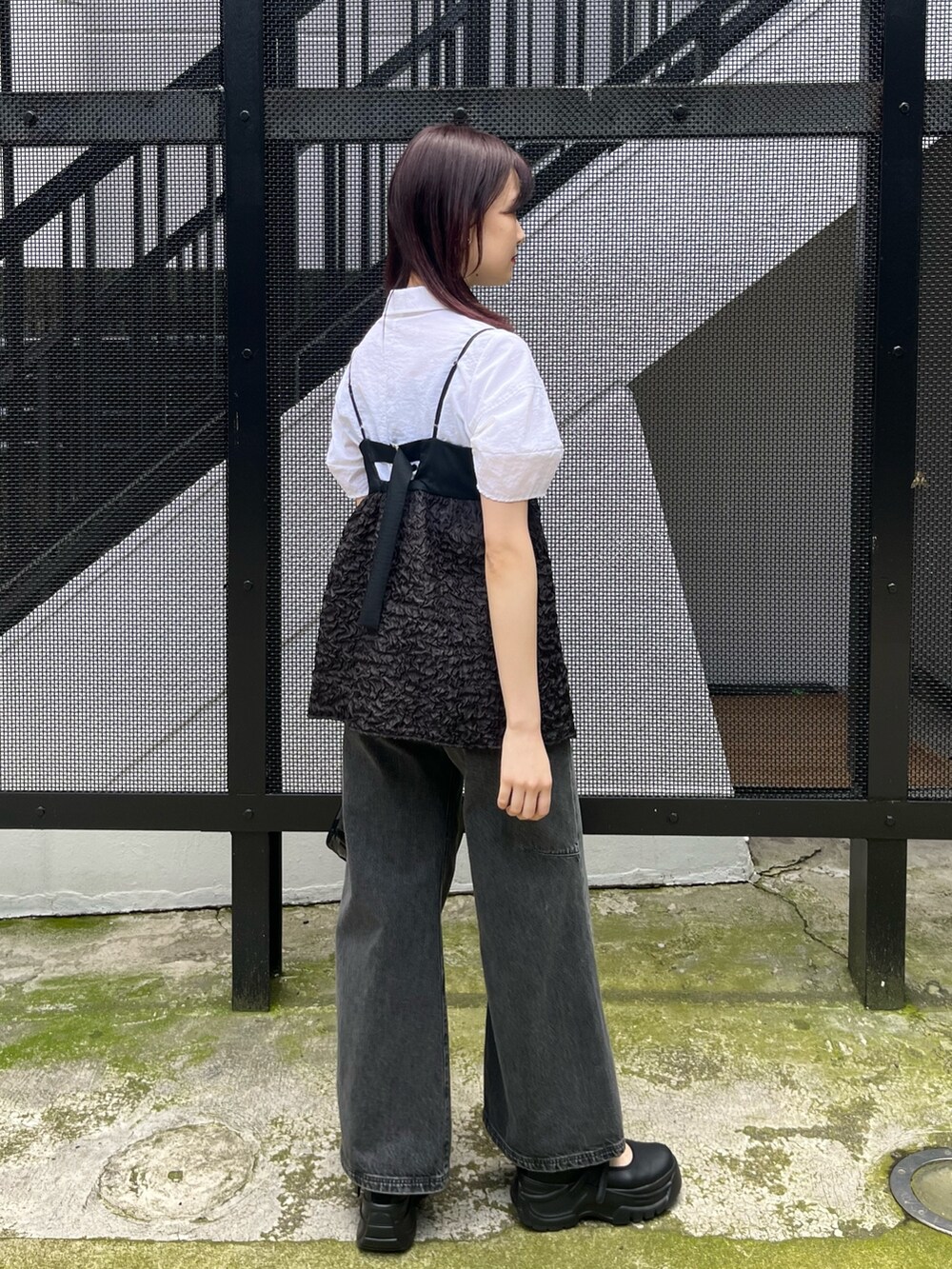 「ビスチェ、ビスチェ×デニム、白シャツ、白シャツ×デニム、モノトーン、春夏コーデ、レイヤードスタイル」｜「UNITED TOKYOのコクーンスリーブショートシャツ（シャツ/ブラウス、ホワイト系）」を使った、UNITED TOKYO STAFFさん（レディース・163cm）の春コーディネートの4枚目の写真