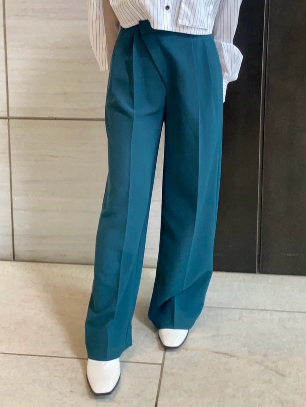 その他のシャツ/ブラウスを着用したレディースの春コーディネートの3枚目の写真