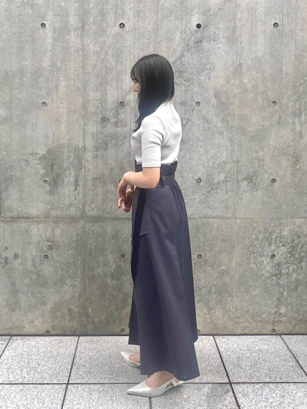 ホワイト系のTシャツ/カットソー、ブラック系のスカートを着用したレディースの春コーディネートの2枚目の写真