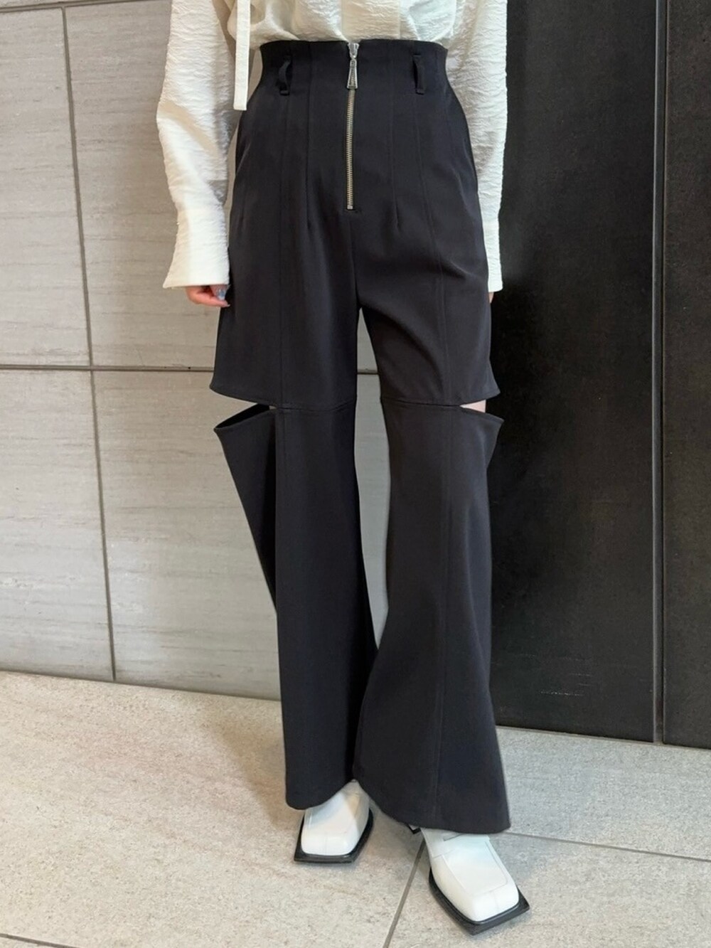 ブラック系のその他パンツ、ホワイト系のシャツ/ブラウスを着用したレディースの春コーディネートの7枚目の写真