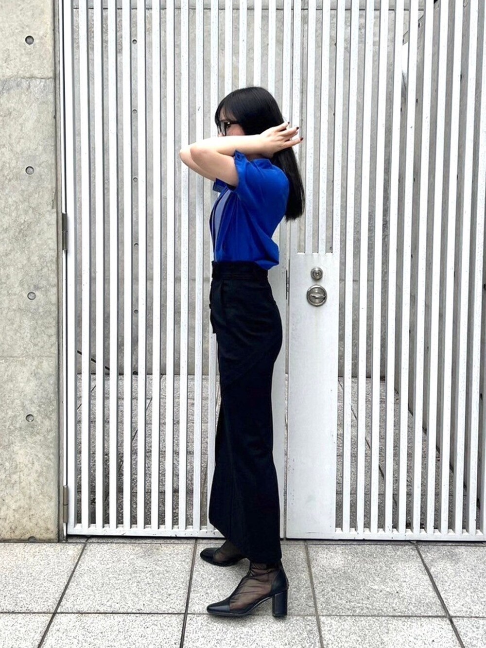 「UNITED TOKYOのバイカラーライトレイヤーブラウス（シャツ/ブラウス、ブルー系）」を使った、UNITED TOKYO STAFFさん（レディース・157cm）の春コーディネートの2枚目の写真