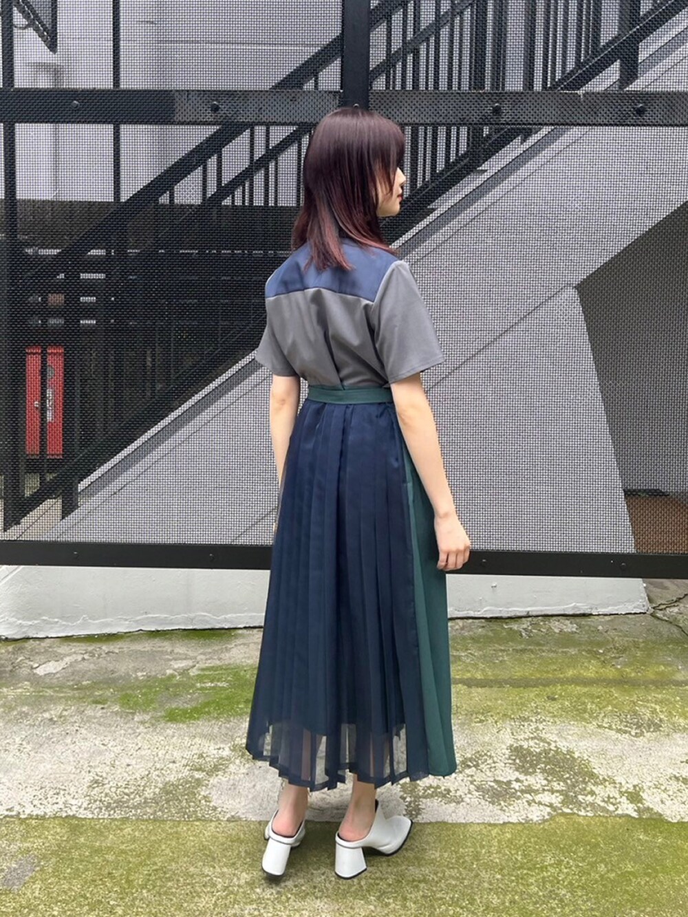 ブルー系のシャツワンピースを着用したレディースの春コーディネートの3枚目の写真