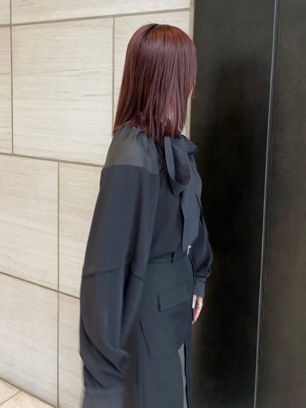 ブラック系のシャツ/ブラウス、ブラック系のスカートを着用したレディースの春コーディネートの5枚目の写真