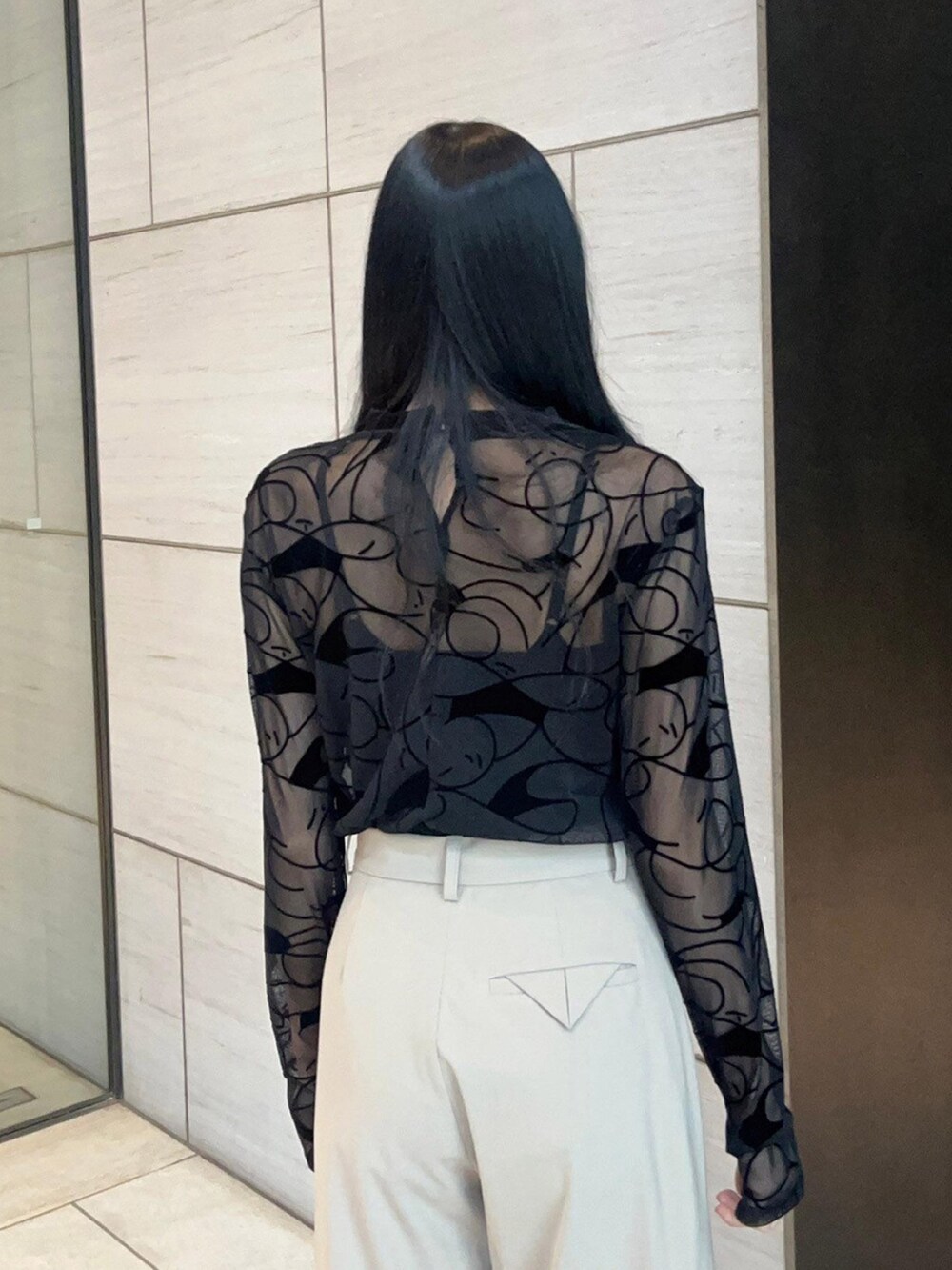 ベージュ系のカーゴパンツ、ブラック系のTシャツ/カットソーを着用したレディースの春コーディネートの6枚目の写真