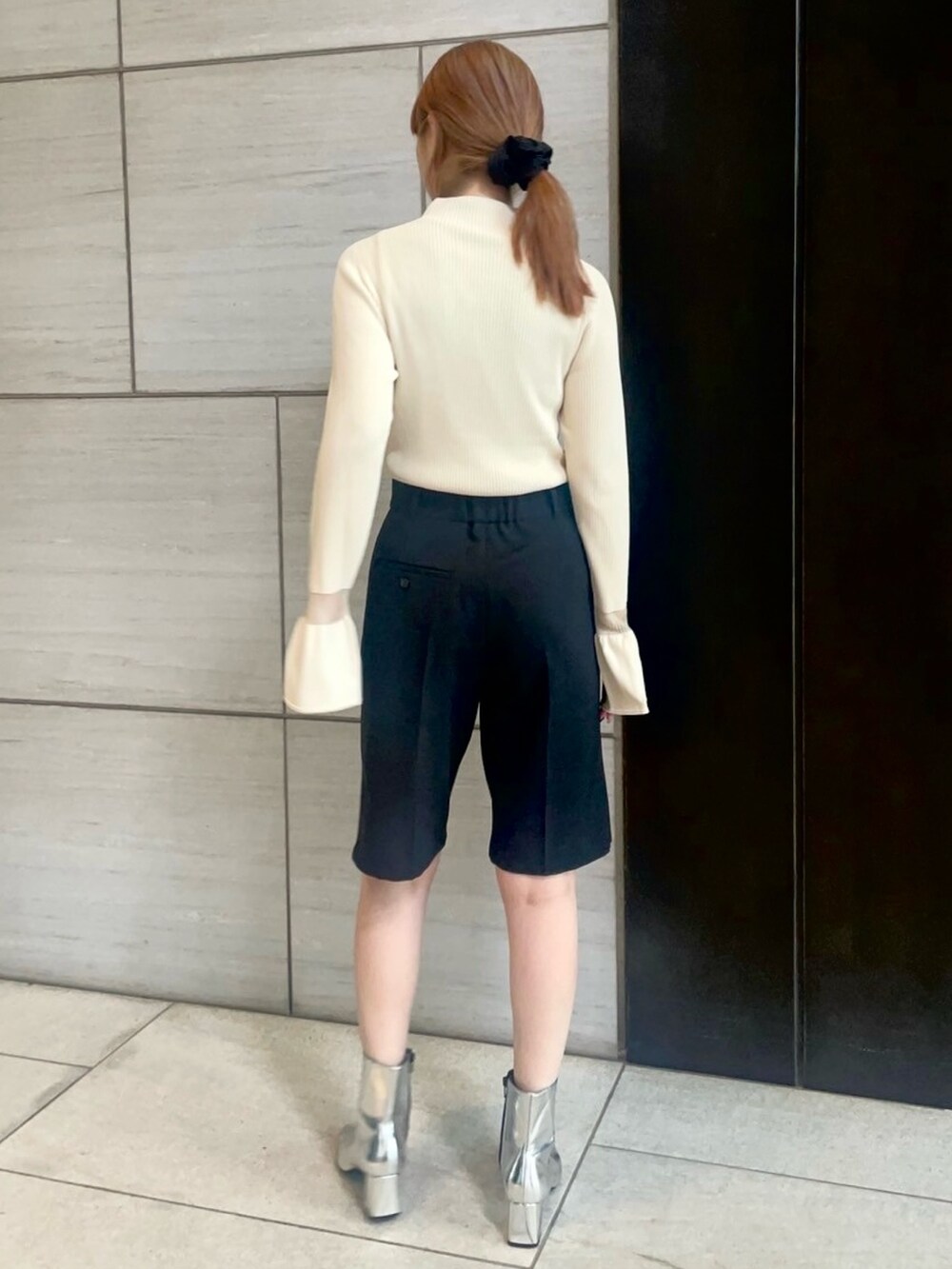 ブラック系のその他パンツ、ベージュ系のニット/セーターを着用したレディースの春コーディネートの3枚目の写真