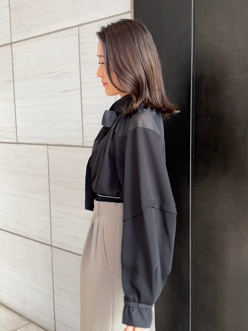 ブラック系のシャツ/ブラウス、ベージュ系のその他パンツを着用したレディースの春コーディネートの5枚目の写真