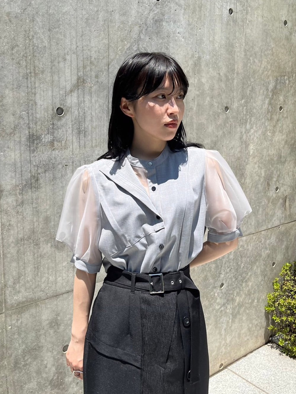 グレー系のシャツ/ブラウス、ブラック系のスカートを着用したレディースの夏コーディネートの2枚目の写真