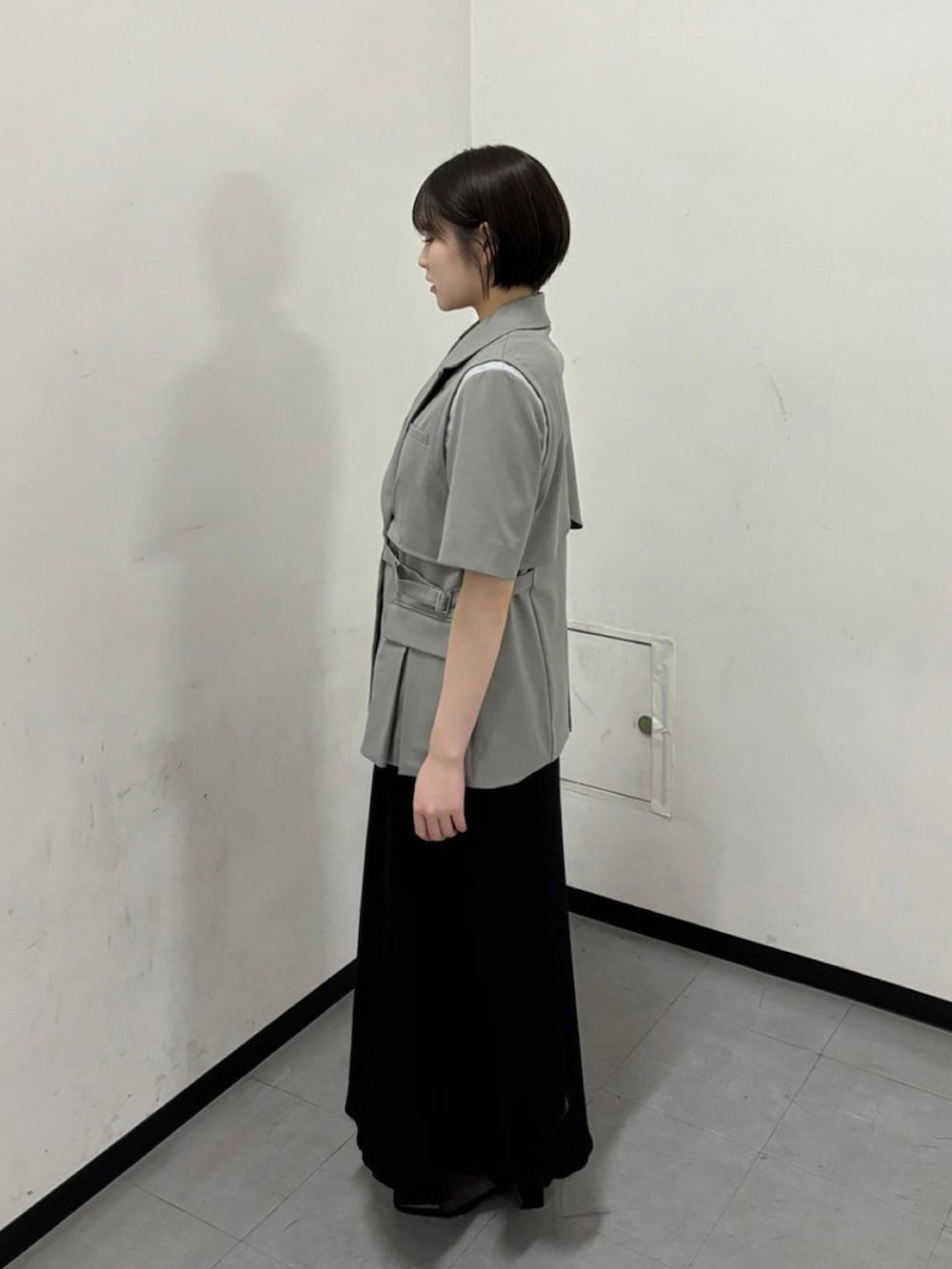 「UNITED TOKYOのハーフスリーブレイヤードジャケット（テーラードジャケット、グレー系）」を使った、UNITED TOKYO STAFFさん（レディース・162cm）の春コーディネートの2枚目の写真