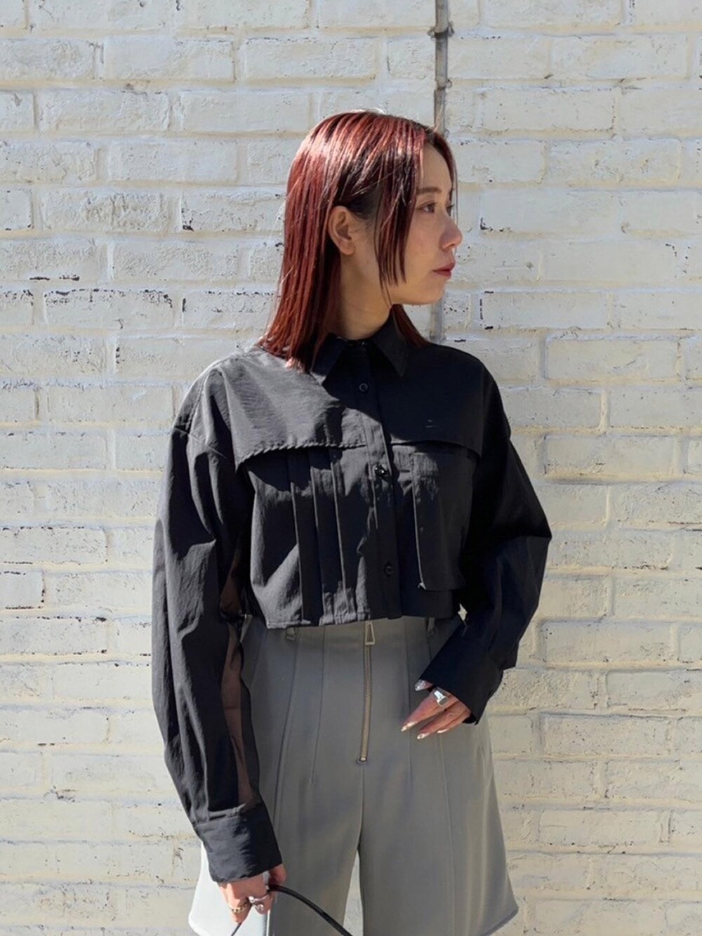 グレー系のその他パンツ、ブラック系のシャツ/ブラウスを着用したレディースの春コーディネートの4枚目の写真