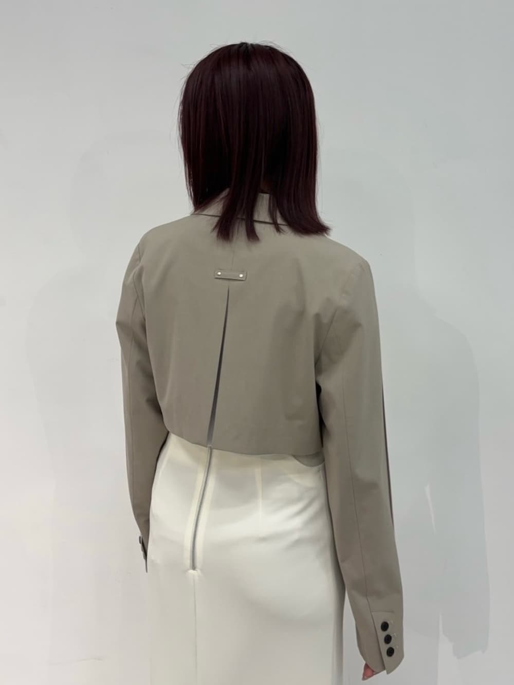 ベージュ系のテーラードジャケットを着用したレディースの春コーディネートの7枚目の写真