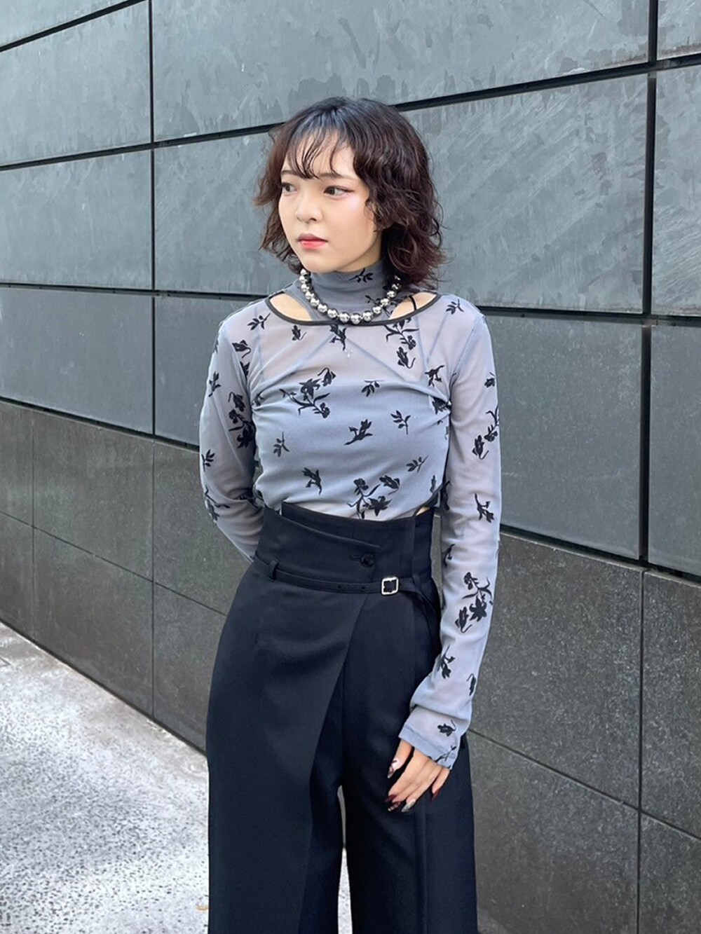 グレー系のTシャツ/カットソー、ブラック系のスラックスを着用したレディースの秋コーディネートの3枚目の写真