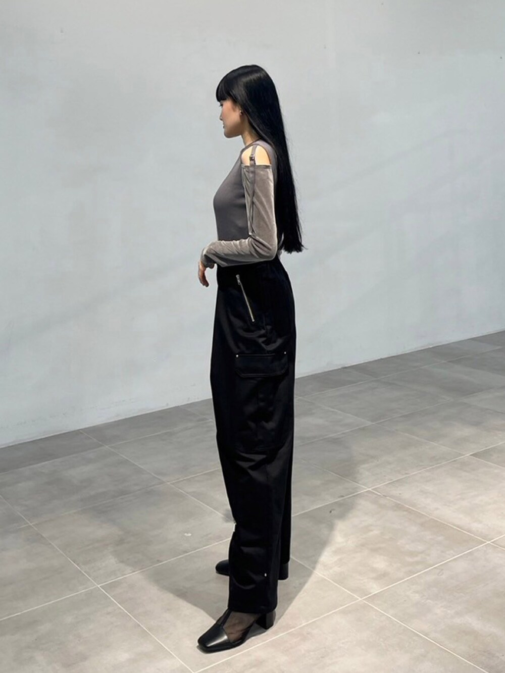 グレー系のTシャツ/カットソー、ブラック系のカーゴパンツを着用したレディースの秋コーディネートの2枚目の写真