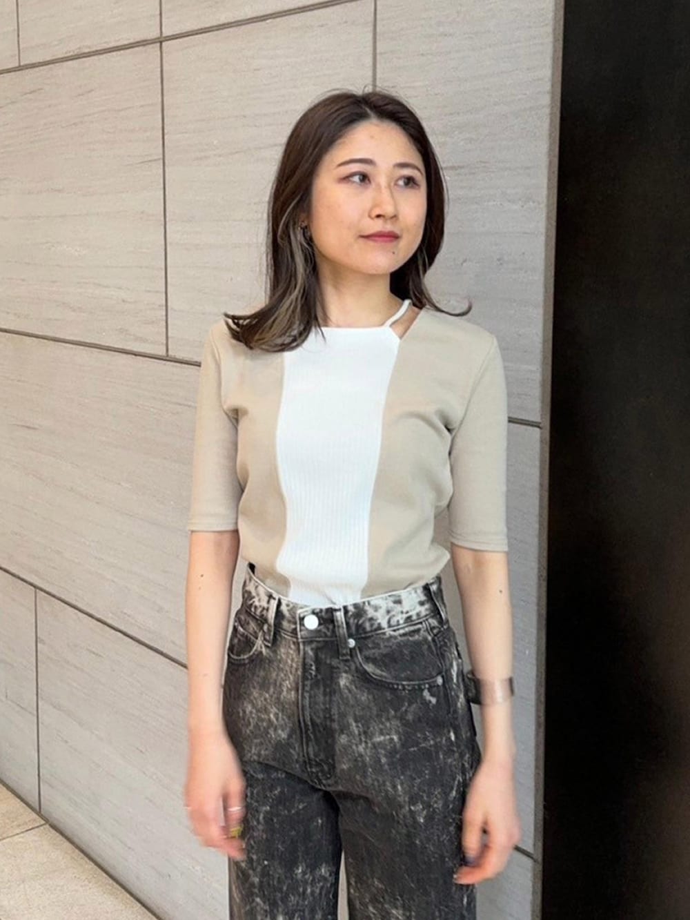 ベージュ系のTシャツ/カットソーを着用したレディースの春コーディネートの5枚目の写真