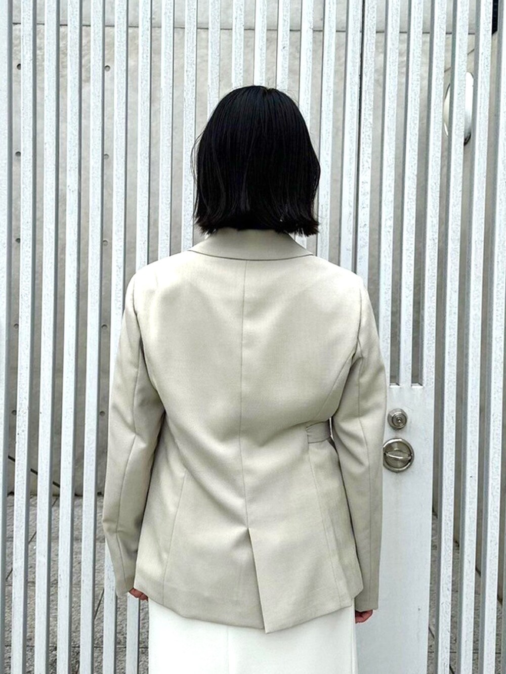 ベージュ系のセットアップを着用したレディースの春コーディネートの6枚目の写真