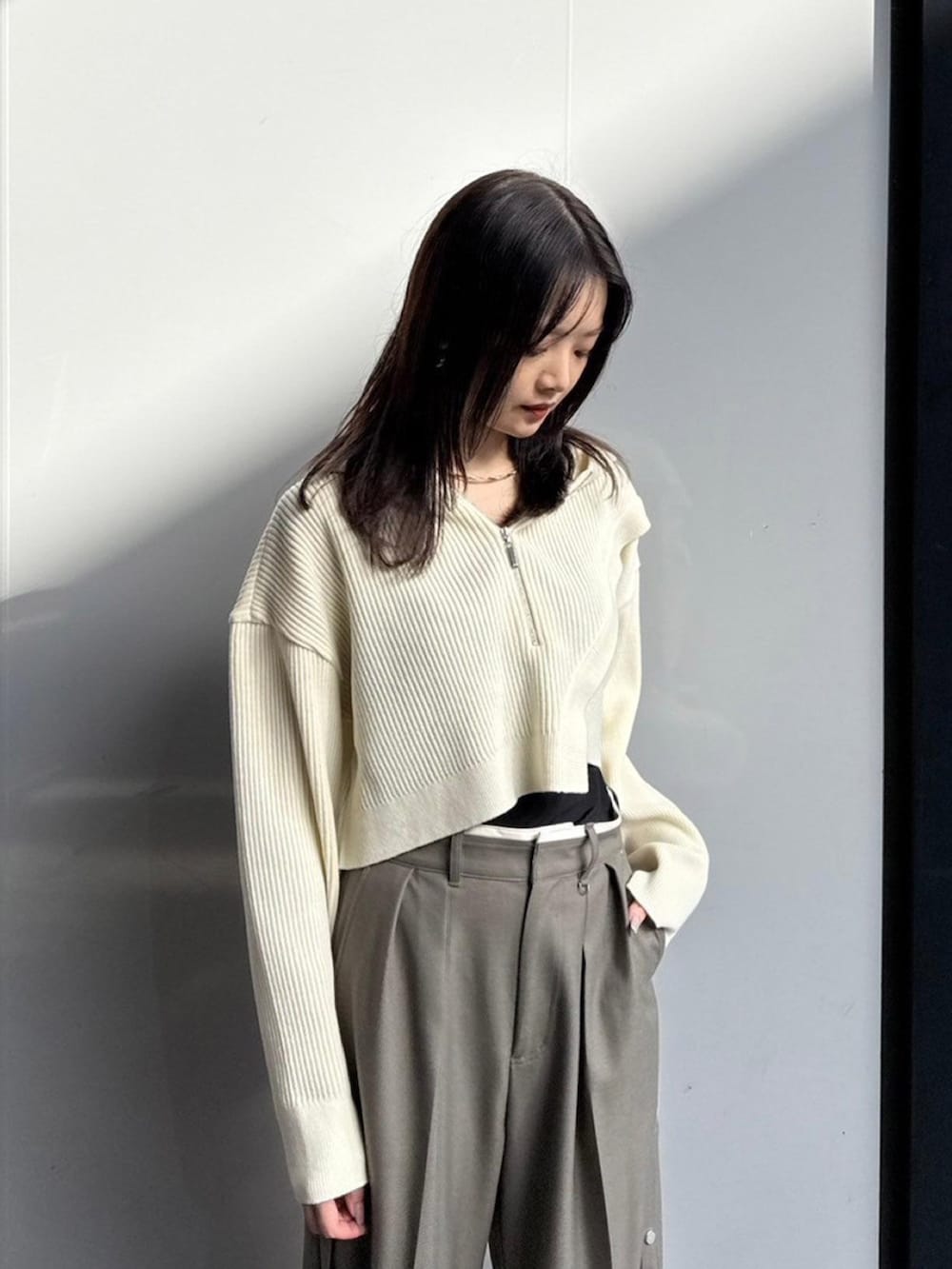 ホワイト系のニット/セーター、グリーン系のその他パンツを着用したレディースの秋コーディネートの4枚目の写真