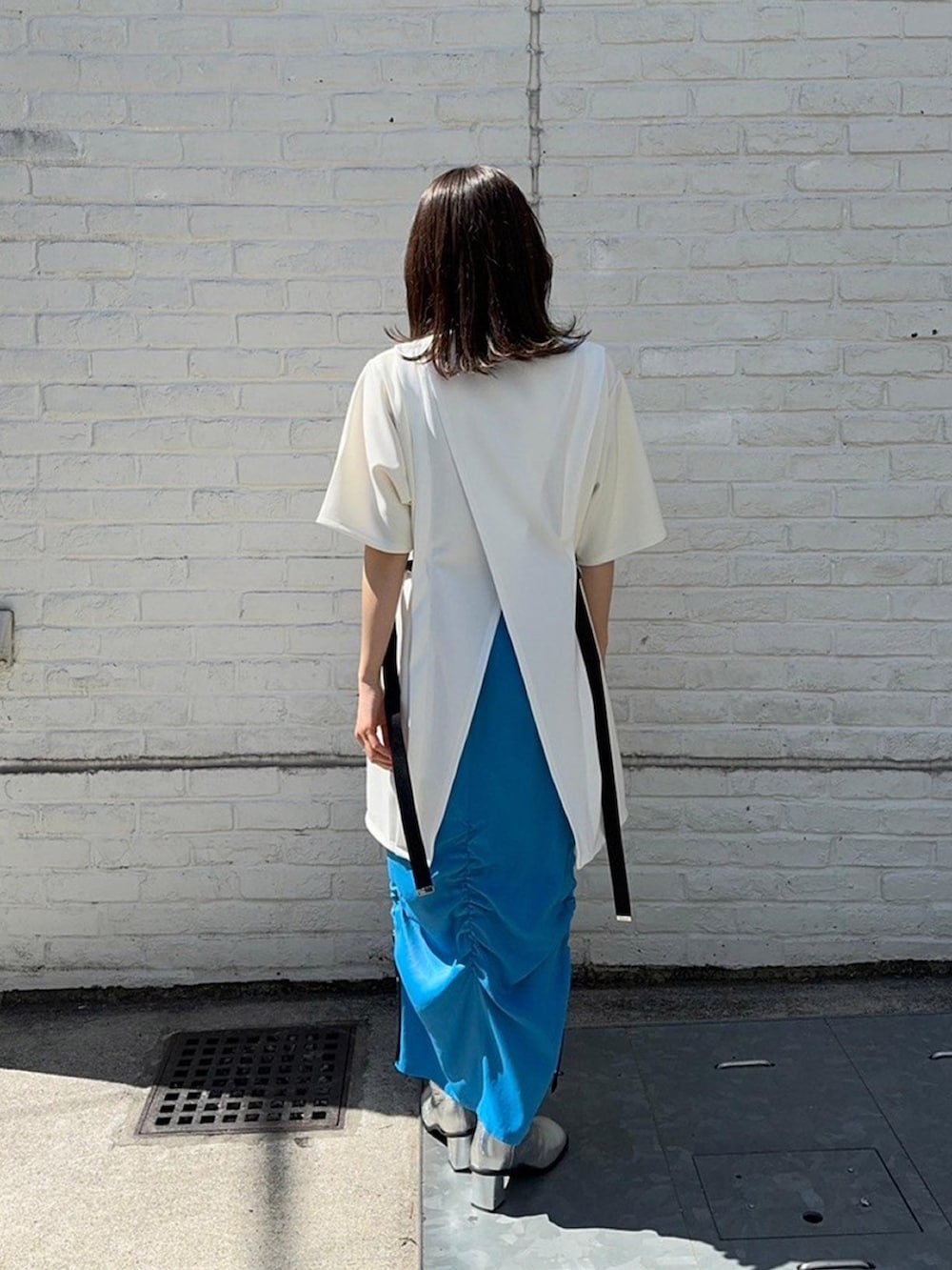 ホワイト系のTシャツ/カットソーを着用したレディースの春コーディネートの3枚目の写真