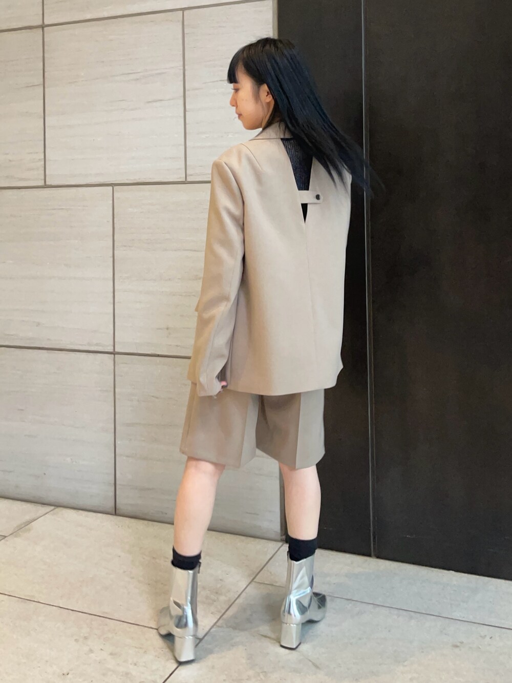 ベージュ系のテーラードジャケット、ベージュ系のその他パンツを着用したレディースの春コーディネートの3枚目の写真