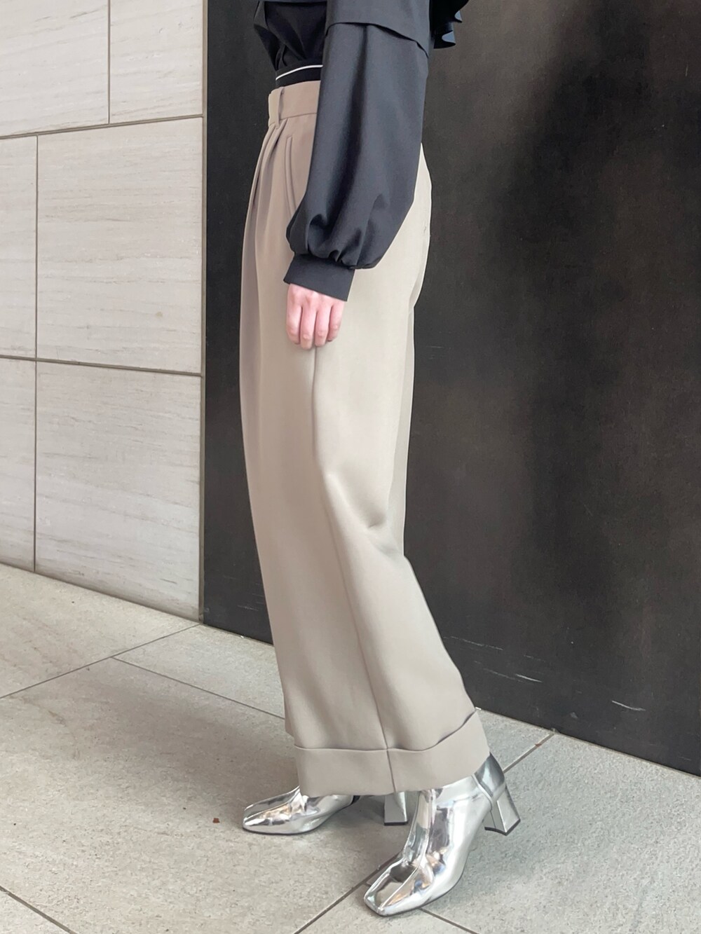 ブラック系のシャツ/ブラウス、ベージュ系のその他パンツを着用したレディースの春コーディネートの8枚目の写真