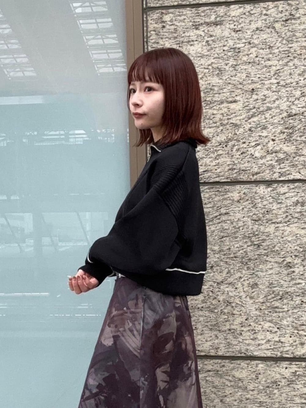 「UNITED TOKYOのカッティングニットブルゾン（ニット/セーター、ブラック系）」を使った、UNITED TOKYO STAFFさん（レディース・159cm）の春コーディネートの2枚目の写真