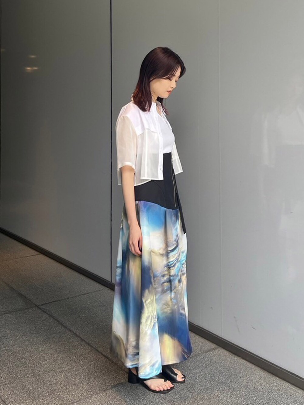 ホワイト系のシャツ/ブラウス、その他のスカートを着用したレディースの夏コーディネートの2枚目の写真