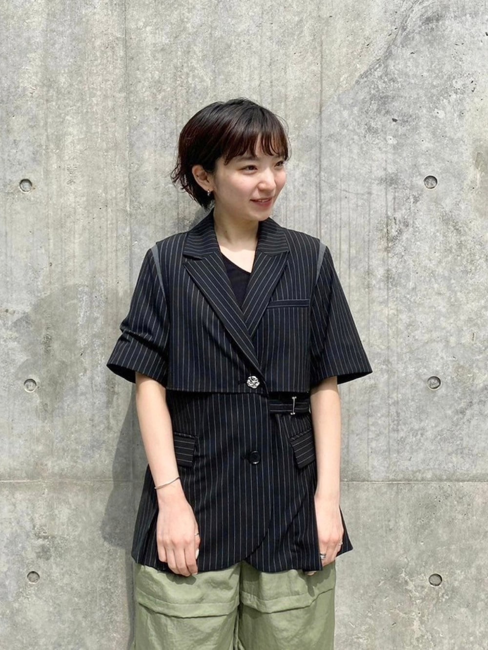 「UNITED TOKYOのハーフスリーブレイヤードジャケット（テーラードジャケット、ブラック系）」を使った、UNITED TOKYO STAFFさん（レディース・150cm）の春コーディネートの5枚目の写真