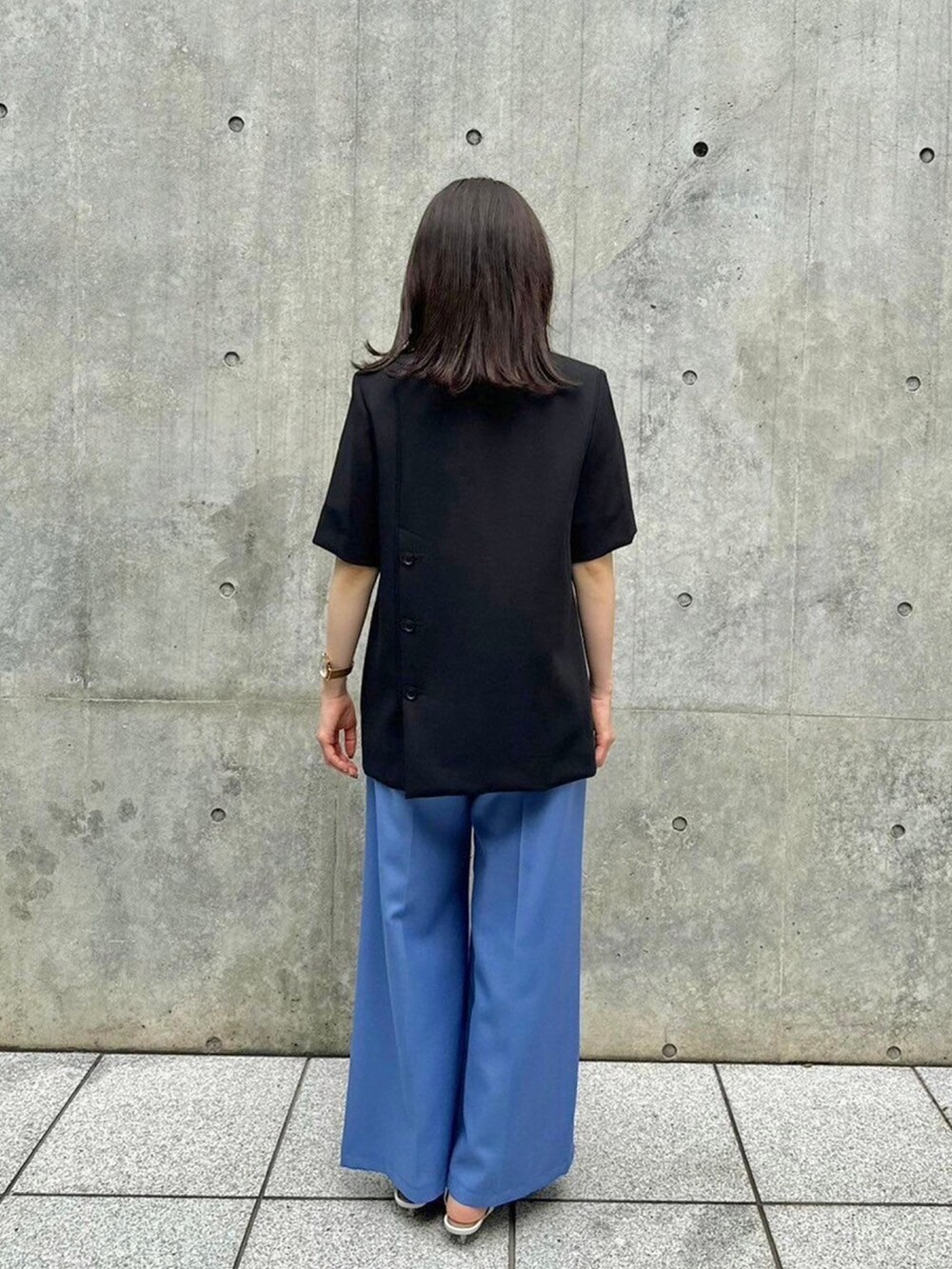 ブラック系のテーラードジャケットを着用したレディースの春コーディネートの3枚目の写真