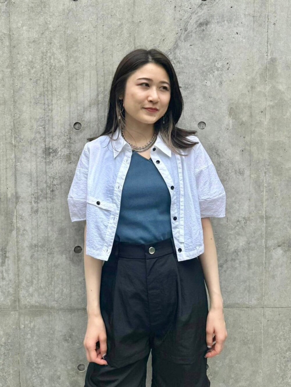 ホワイト系のシャツ/ブラウス、ブルー系のタンクトップ、ブラック系のカーゴパンツを着用したレディースの春コーディネートの5枚目の写真