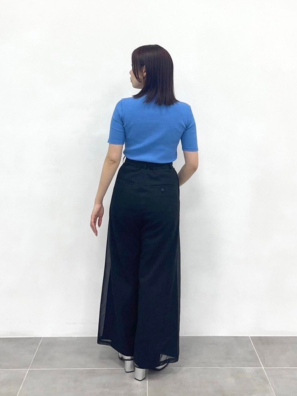 ブルー系のTシャツ/カットソー、ブラック系のその他パンツを着用したレディースの春コーディネートの3枚目の写真